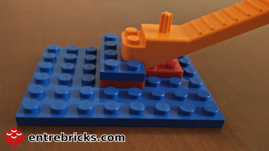 LEGO Brick Separator situado en plate de apoyo