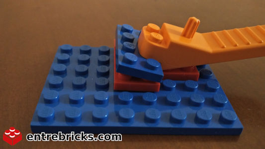 LEGO Brick Separator separando plates en cosntrucción multinivel