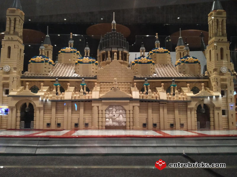 Vista frontal de la basílica del Pilar de LEGO en Retro Zaragoza 2021